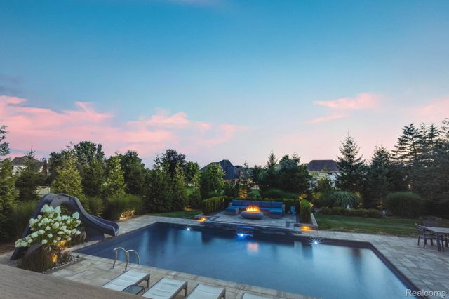 4176 Oak Tree Circle, Oakland Charter Township, MI 48306