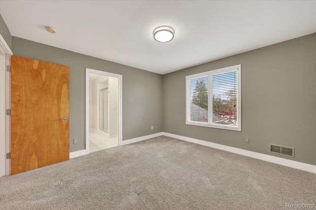 4176 Oak Tree Circle, Oakland Charter Township, MI 48306
