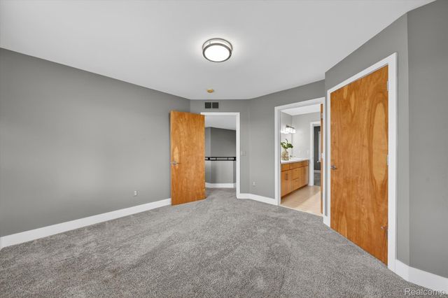 4176 Oak Tree Circle, Oakland Charter Township, MI 48306