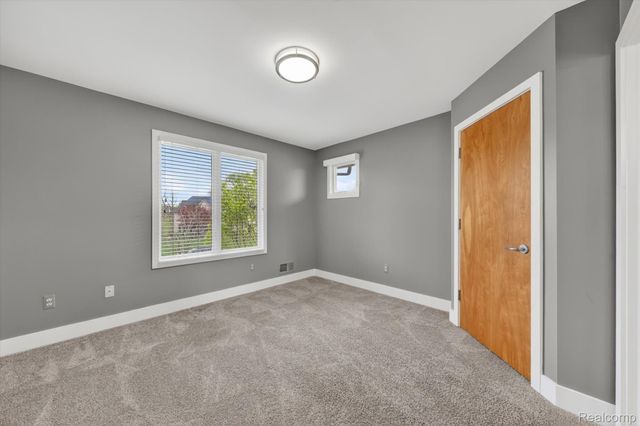 4176 Oak Tree Circle, Oakland Charter Township, MI 48306