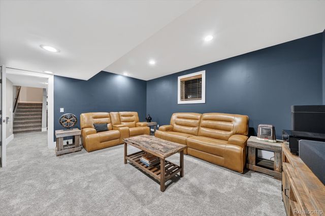 4176 Oak Tree Circle, Oakland Charter Township, MI 48306