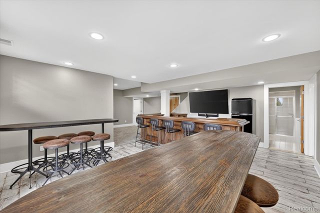 4176 Oak Tree Circle, Oakland Charter Township, MI 48306