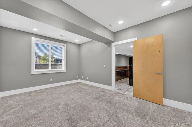 4176 Oak Tree Circle, Oakland Charter Township, MI 48306