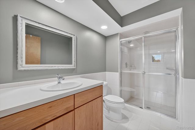 4176 Oak Tree Circle, Oakland Charter Township, MI 48306