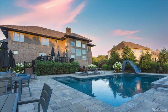 4176 Oak Tree Circle, Oakland Charter Township, MI 48306