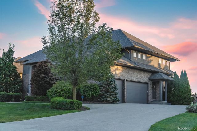 4176 Oak Tree Circle, Oakland Charter Township, MI 48306
