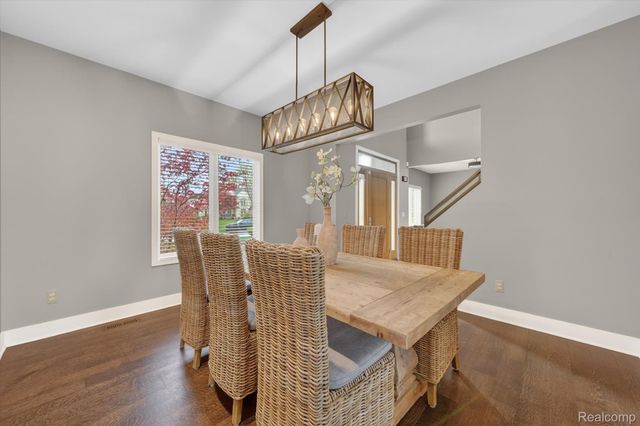 4176 Oak Tree Circle, Oakland Charter Township, MI 48306