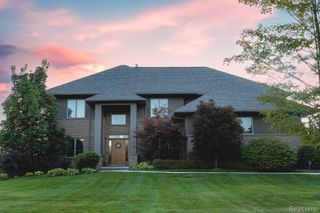 4176 Oak Tree Circle, Oakland Charter Township, MI 48306