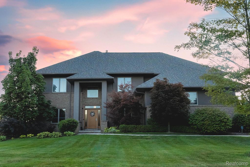 4176 Oak Tree Circle, Oakland Charter Township, MI 48306