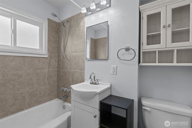 264 Taylor Ave NW, Renton, WA 98057