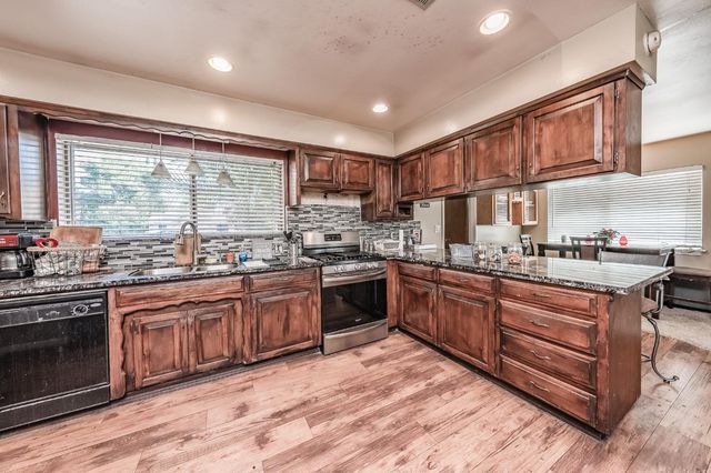 165 W Magnolia Avenue, Hanford, CA 93230