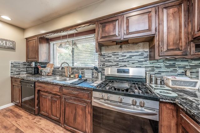 165 W Magnolia Avenue, Hanford, CA 93230
