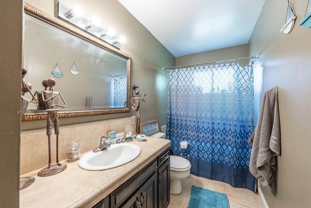 165 W Magnolia Avenue, Hanford, CA 93230