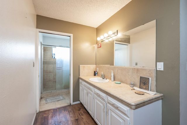 165 W Magnolia Avenue, Hanford, CA 93230