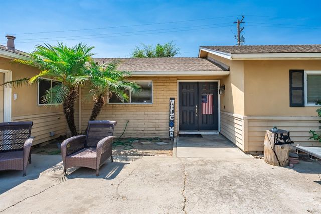 165 W Magnolia Avenue, Hanford, CA 93230