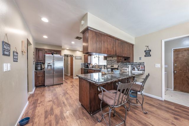 165 W Magnolia Avenue, Hanford, CA 93230