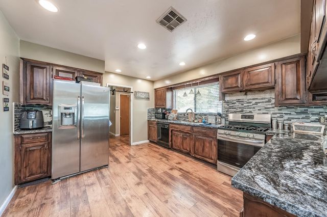 165 W Magnolia Avenue, Hanford, CA 93230