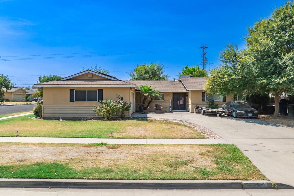 165 W Magnolia Avenue, Hanford, CA 93230