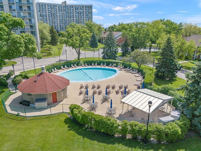 40 N Tower Road 14L, Oak Brook, IL 60523