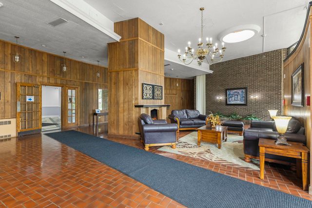40 N Tower Road 14L, Oak Brook, IL 60523