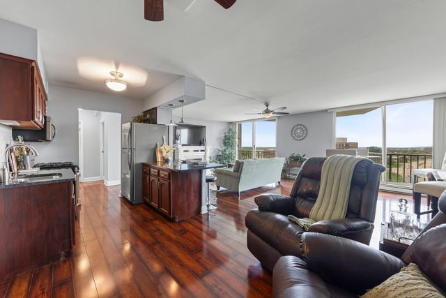 40 N Tower Road 14L, Oak Brook, IL 60523