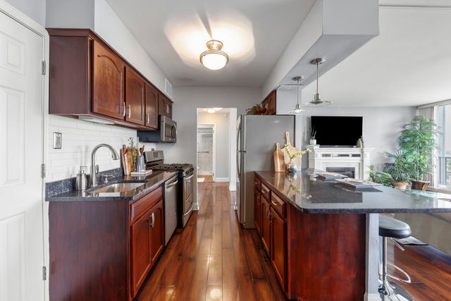 40 N Tower Road 14L, Oak Brook, IL 60523