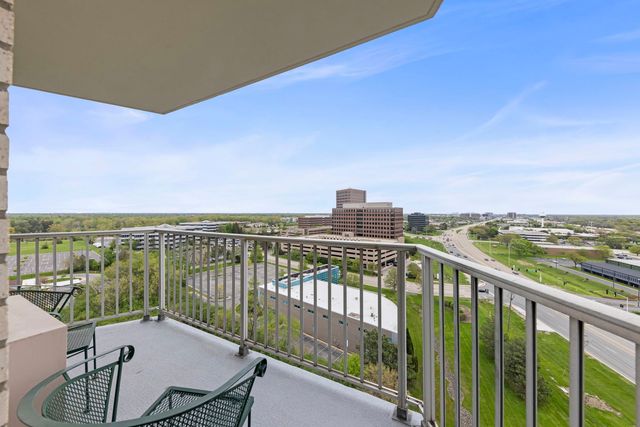 40 N Tower Road 14L, Oak Brook, IL 60523