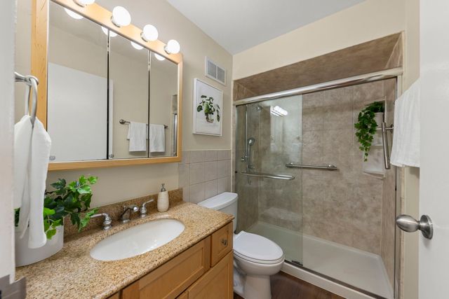 40 N Tower Road 14L, Oak Brook, IL 60523