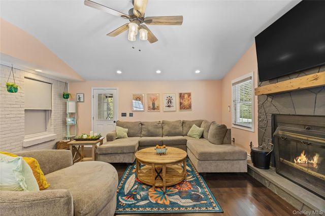 10 Helin Road, Hopewell Junction, NY 12533