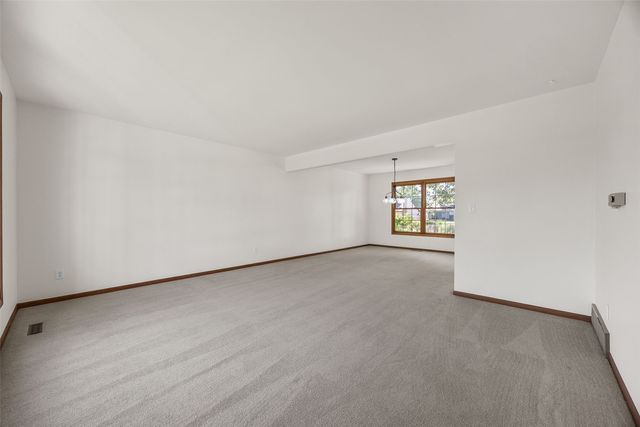 1077 Milstead Drive, Hiawatha, IA 52233