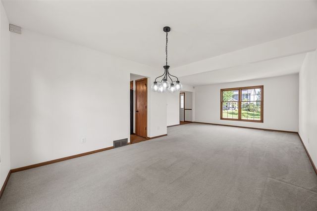 1077 Milstead Drive, Hiawatha, IA 52233