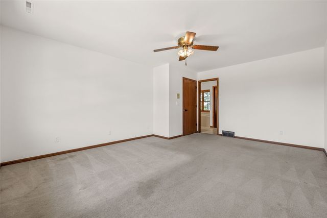 1077 Milstead Drive, Hiawatha, IA 52233