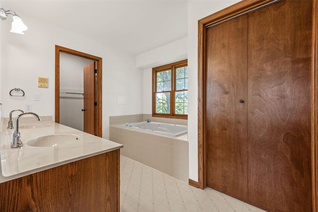 1077 Milstead Drive, Hiawatha, IA 52233