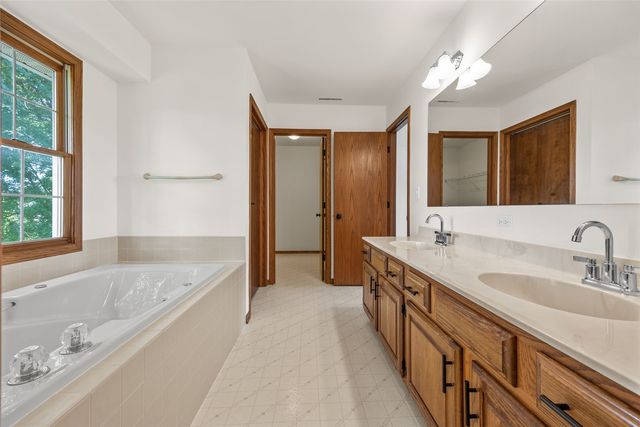 1077 Milstead Drive, Hiawatha, IA 52233