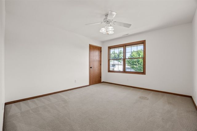 1077 Milstead Drive, Hiawatha, IA 52233
