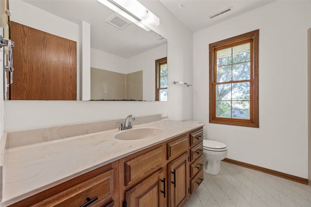 1077 Milstead Drive, Hiawatha, IA 52233