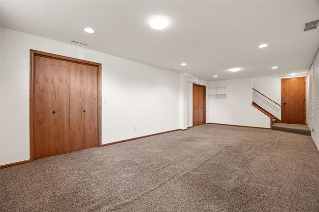 1077 Milstead Drive, Hiawatha, IA 52233