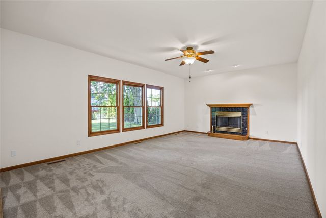 1077 Milstead Drive, Hiawatha, IA 52233