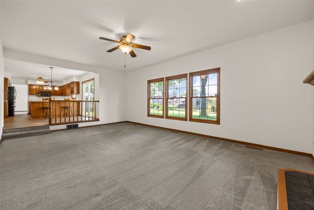 1077 Milstead Drive, Hiawatha, IA 52233