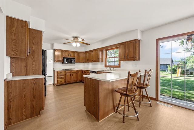 1077 Milstead Drive, Hiawatha, IA 52233