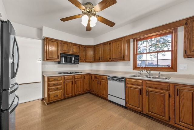 1077 Milstead Drive, Hiawatha, IA 52233