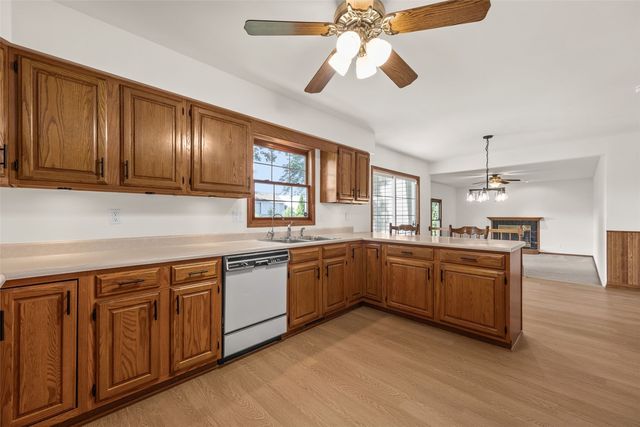 1077 Milstead Drive, Hiawatha, IA 52233