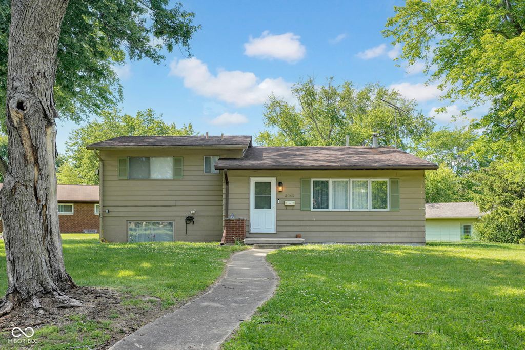 3042 Fairlawn Drive, Columbus, IN 47203