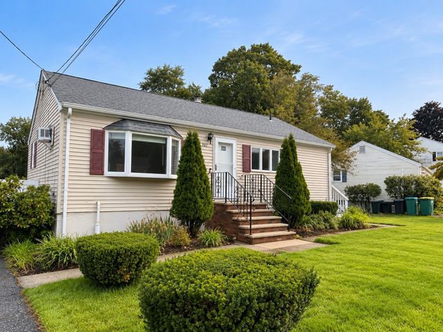 347 Lexington St, Woburn, MA 01801