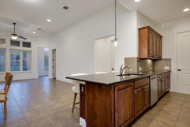101 Rivalto CIR 2, Lakeway, TX 78734