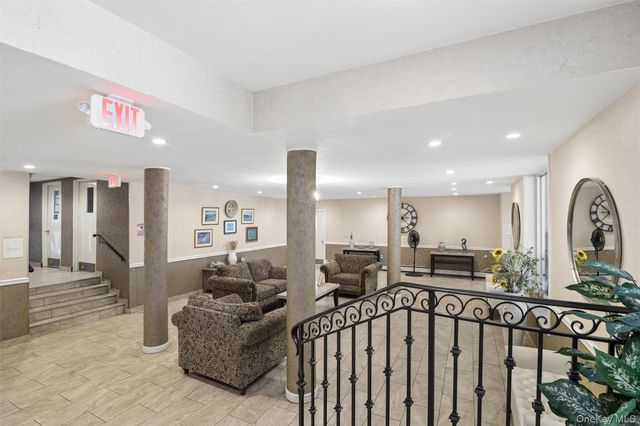 101 Clinton Avenue 3H, Mineola, NY 11501