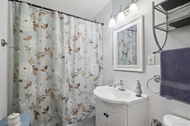 101 Clinton Avenue 3H, Mineola, NY 11501