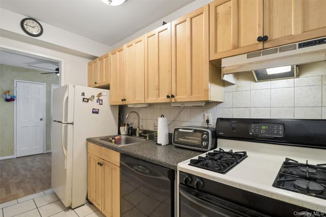 101 Clinton Avenue 3H, Mineola, NY 11501