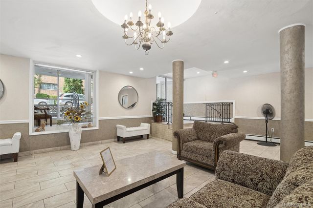 101 Clinton Avenue 3H, Mineola, NY 11501