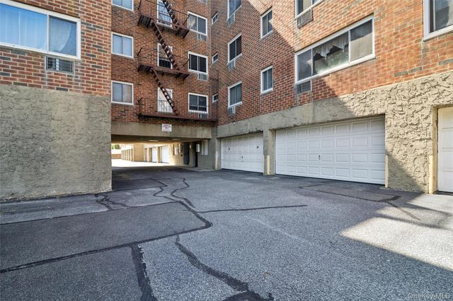 101 Clinton Avenue 3H, Mineola, NY 11501